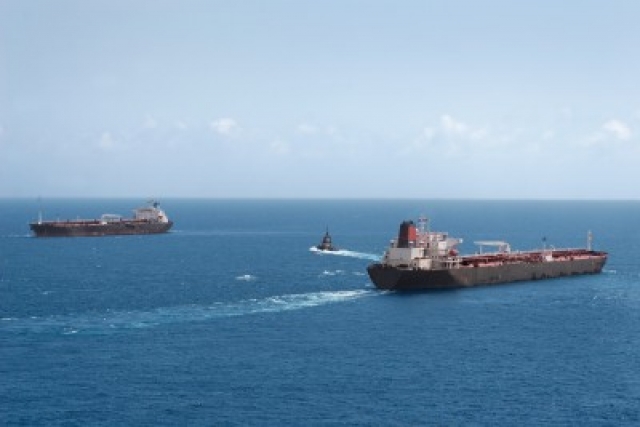 Kupujący przeładowują rosyjską ropę z tankowca do tankowca na pełnym morzu